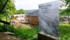 Domy len pár metrov od protitankovej priekopy, do ktorej hádzali obete masových popráv.