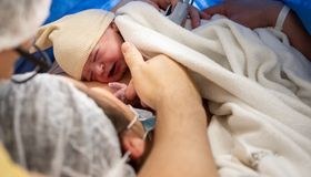 Čaká vás cisársky rez? Toto je 7 vecí, ktoré by mala vedieť ešte pred pôrodom každá mama
